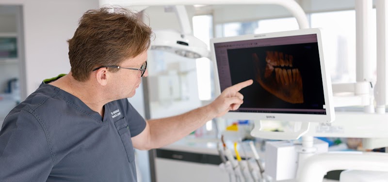 German Dentist in Dubai - Dr. Maximilian Riewer (Deutscher Zahnarzt in Dubai) - dental clinic in Jumeirah Lakes Towers