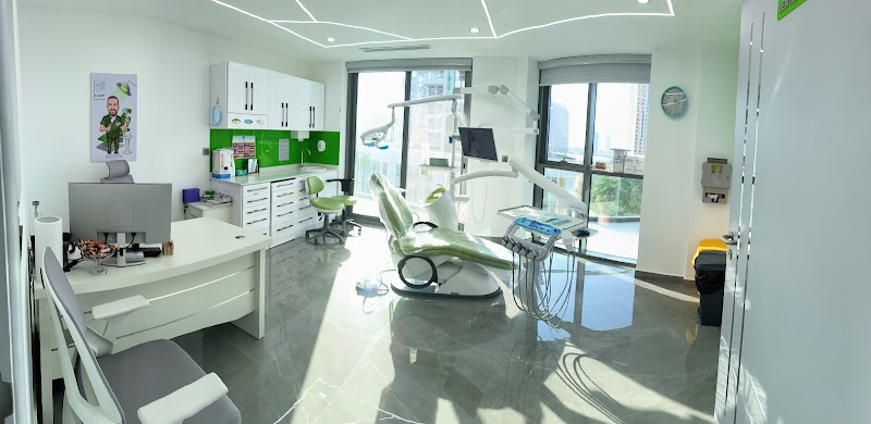 SmileWorks For Dental Surgery Clinic LLC - dental clinic in قرية جميرا الدائرية